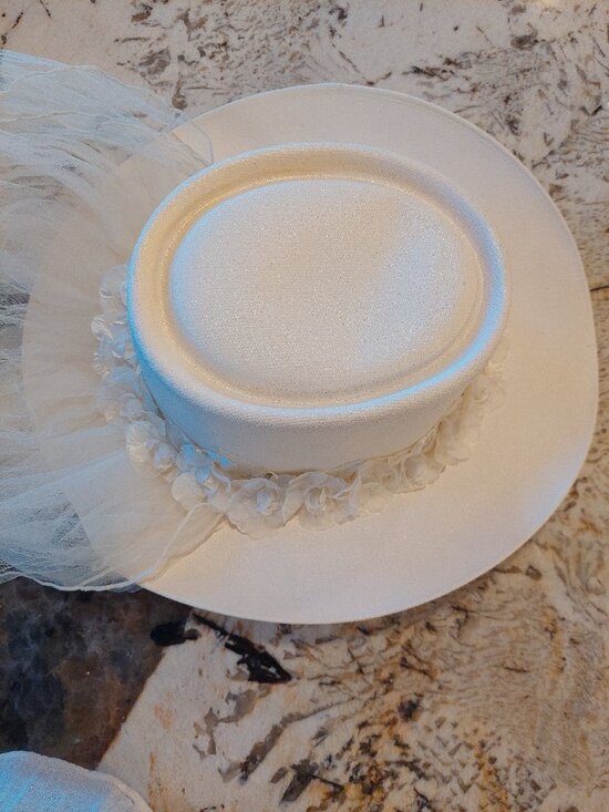 Ivory western wedding hat with veil attached, comfort stretch band inside, sz L main image 4